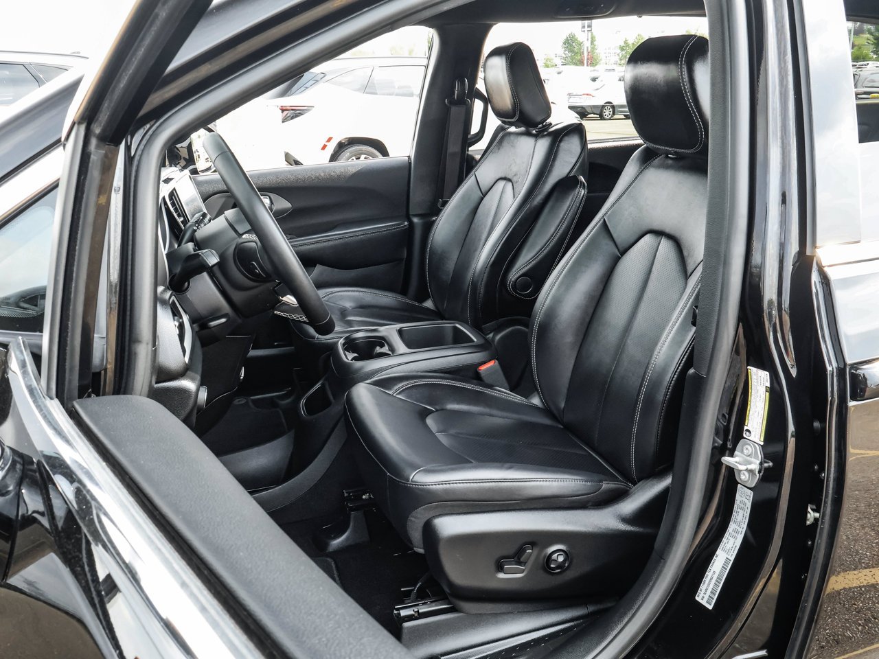 2025 Chrysler Grand Caravan SXT 2WD Black Sherwood Park - photo #13