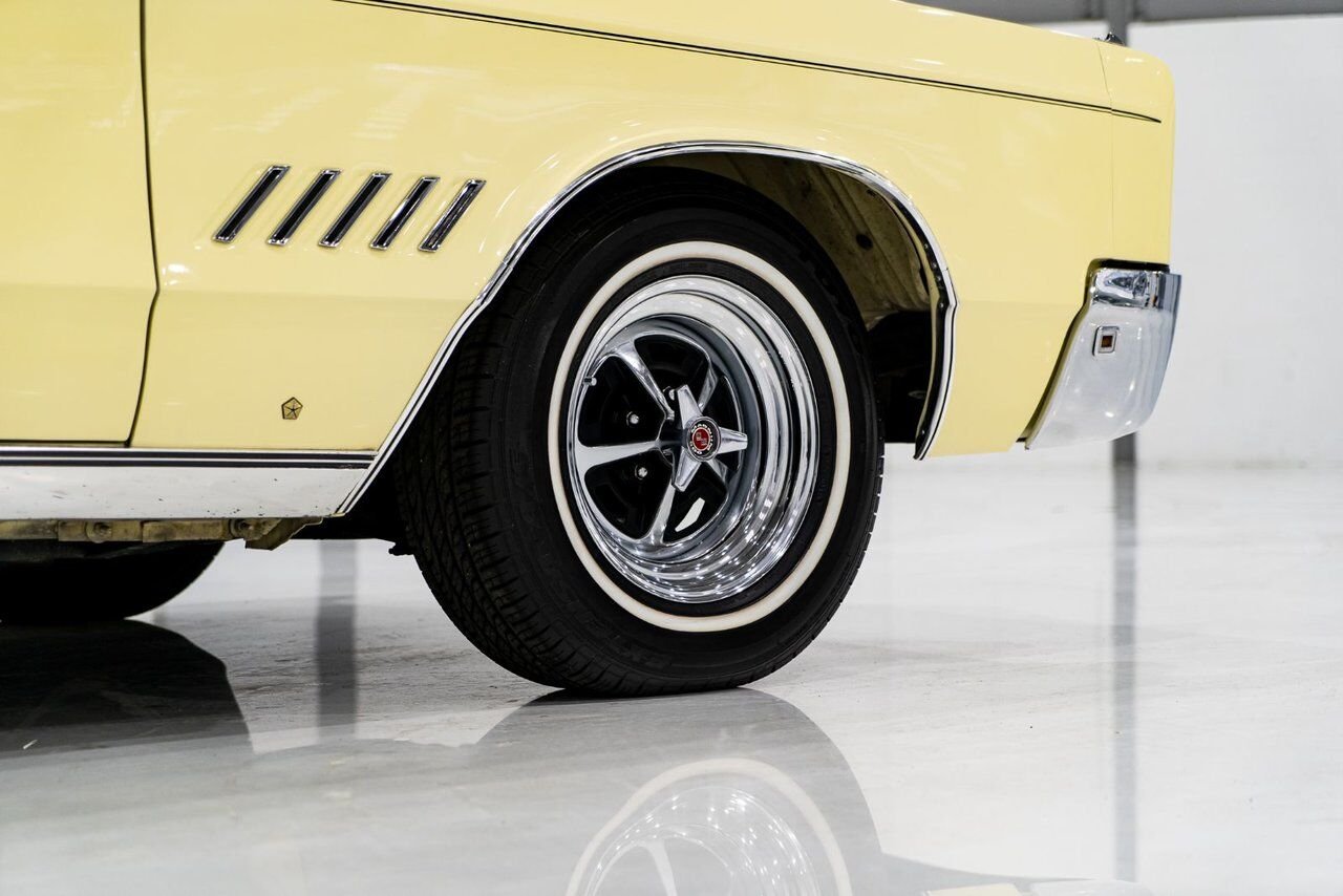 Chrysler 300 PRIX EN USD 440cu.in. Fully restored example 1968 Jaune Montréal - photo #5
