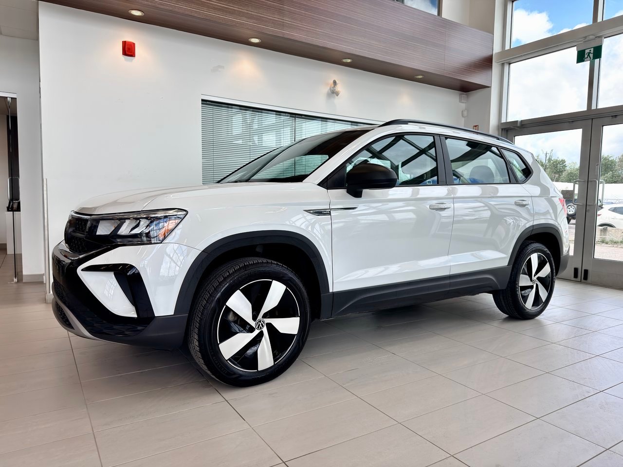 2024 Volkswagen Taos White Notre-Dame-des-Prairies - photo #1
