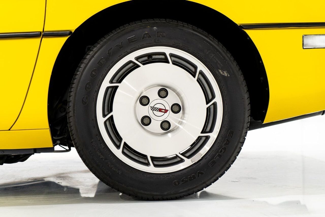 Chevrolet Corvette Pace Car livery with only 17,380km (10,800miles) 1986 Jaune Montréal - photo #75