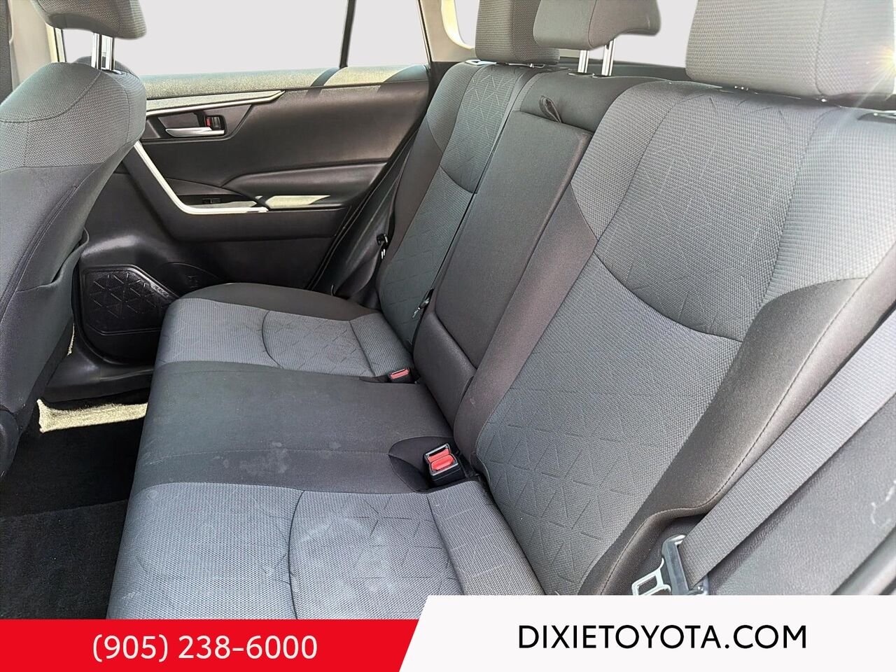 2024 Toyota RAV4 XLE AWD / HEATED SEATS / MOONROOF / ALLOY WHEELS / CARPLAY AND ANDROID AUTO Silver Mississauga - photo #19