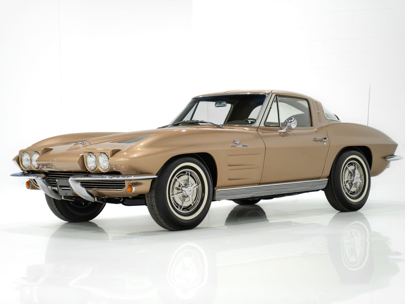 Chevrolet Corvette Fuel Injection Moteur Matching 327 à injection développant 360 chevaux | PRICE IN USD 1963 Beige Montréal - photo #0