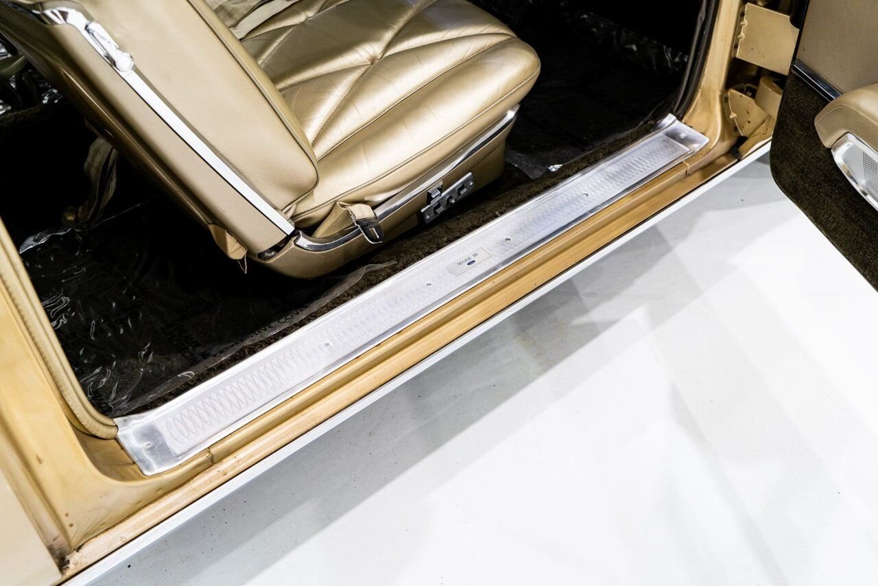 Lincoln Continental Only 687 miles from new. Unrestored example **PRICE IN USD** 1969 Or Montréal - photo #71