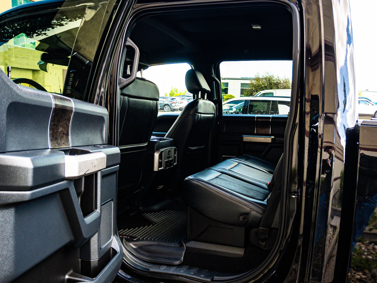 2022 Ford Super Duty F-350 SRW LARIAT 4WD Crew Cab 6.75' Box Black Sherwood Park - photo #28