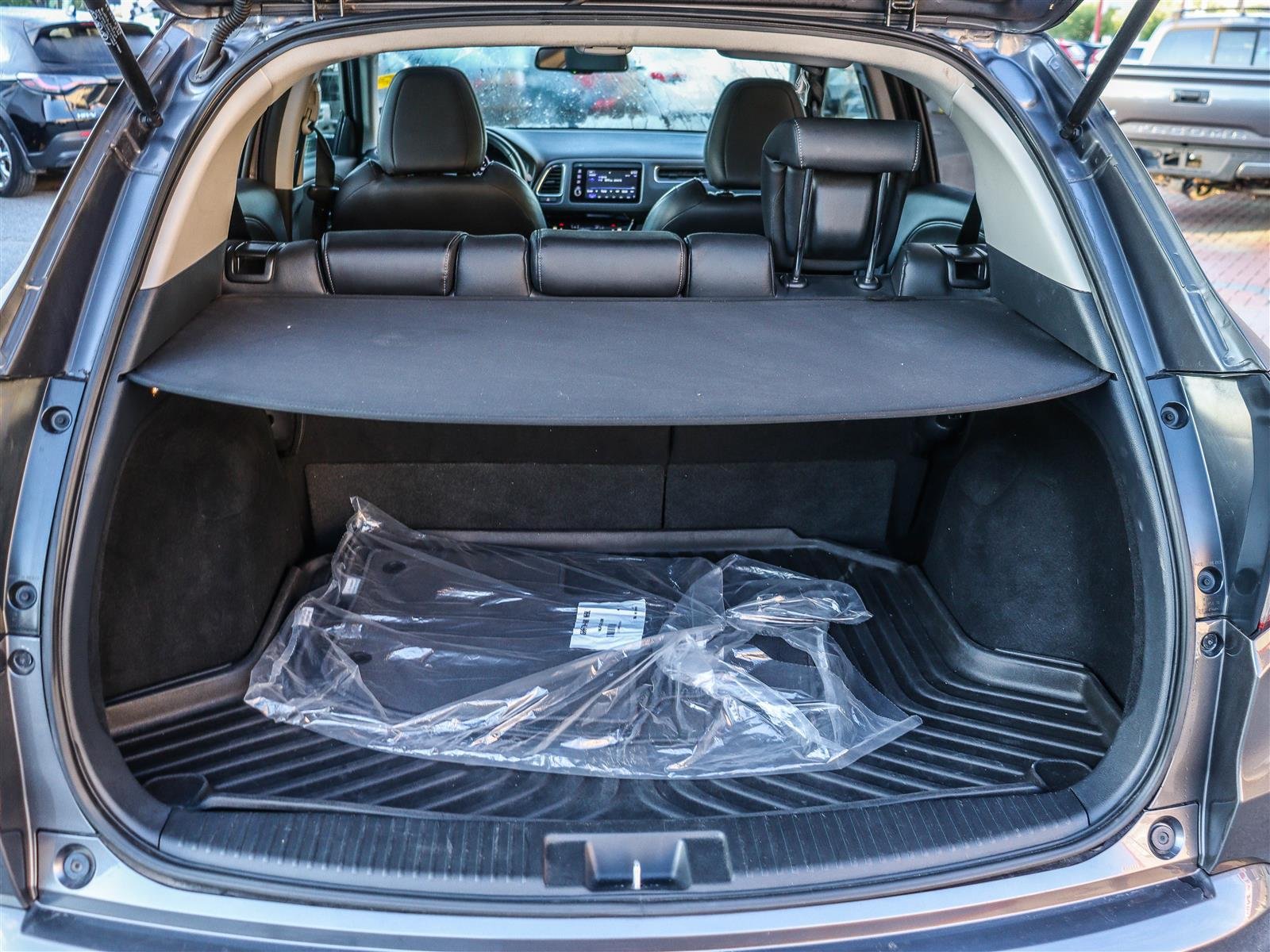 Honda HR-V Touring 2022 Grey Ottawa & Gatineau - photo #17