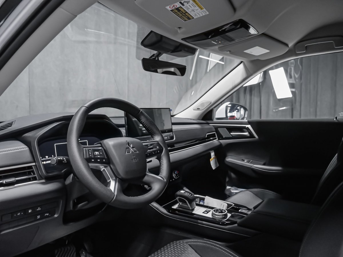 Mitsubishi Outlander PHEV ES 2026 Fini taillé diamant Blanc de qualité supérieure Montréal - photo #5