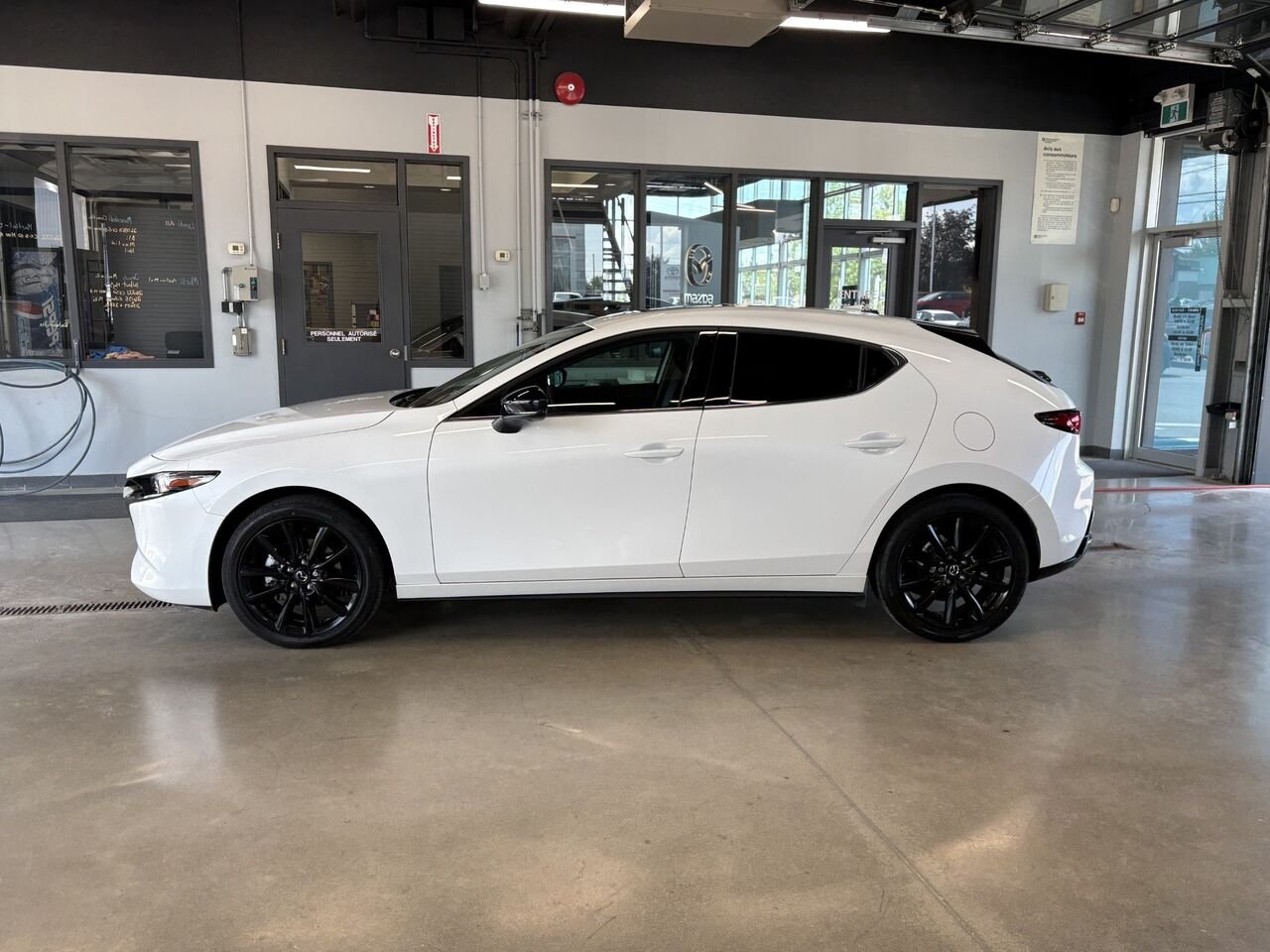 MAZDA Mazda3 Sport GT avec moteur turbo BA TI i-ACTIV 2026 Blanc neige nacré Châteauguay - photo #1