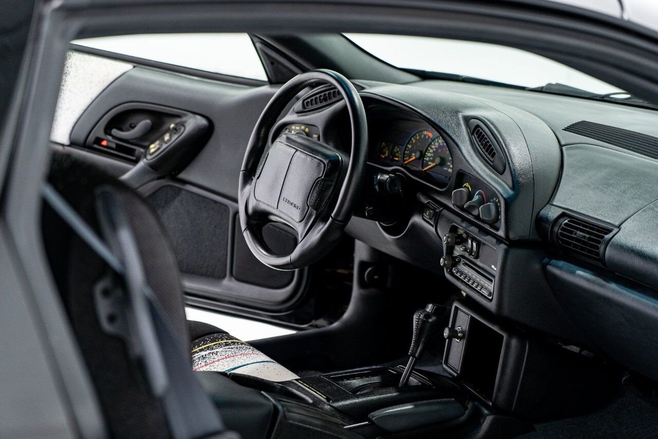 1993 Chevrolet CAMARO Z28 PRIX EN USD | Pace Car with only 957km (595mi) with original window sticker Black Montreal - photo #54
