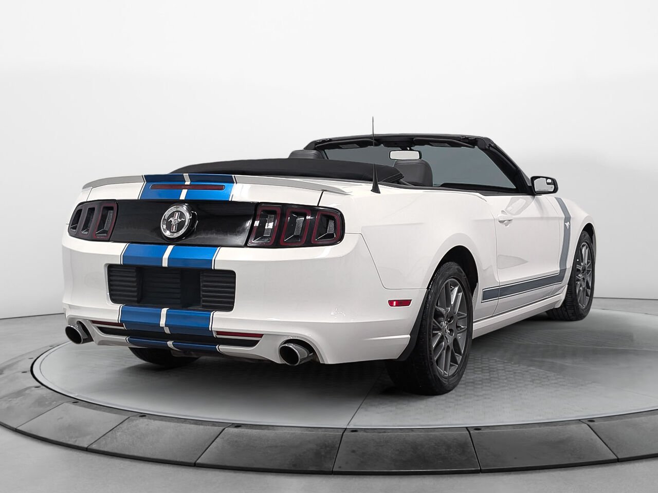 2013 Ford MUSTANG Convertible V6 Premium Automatique White Sherbrooke - photo #10