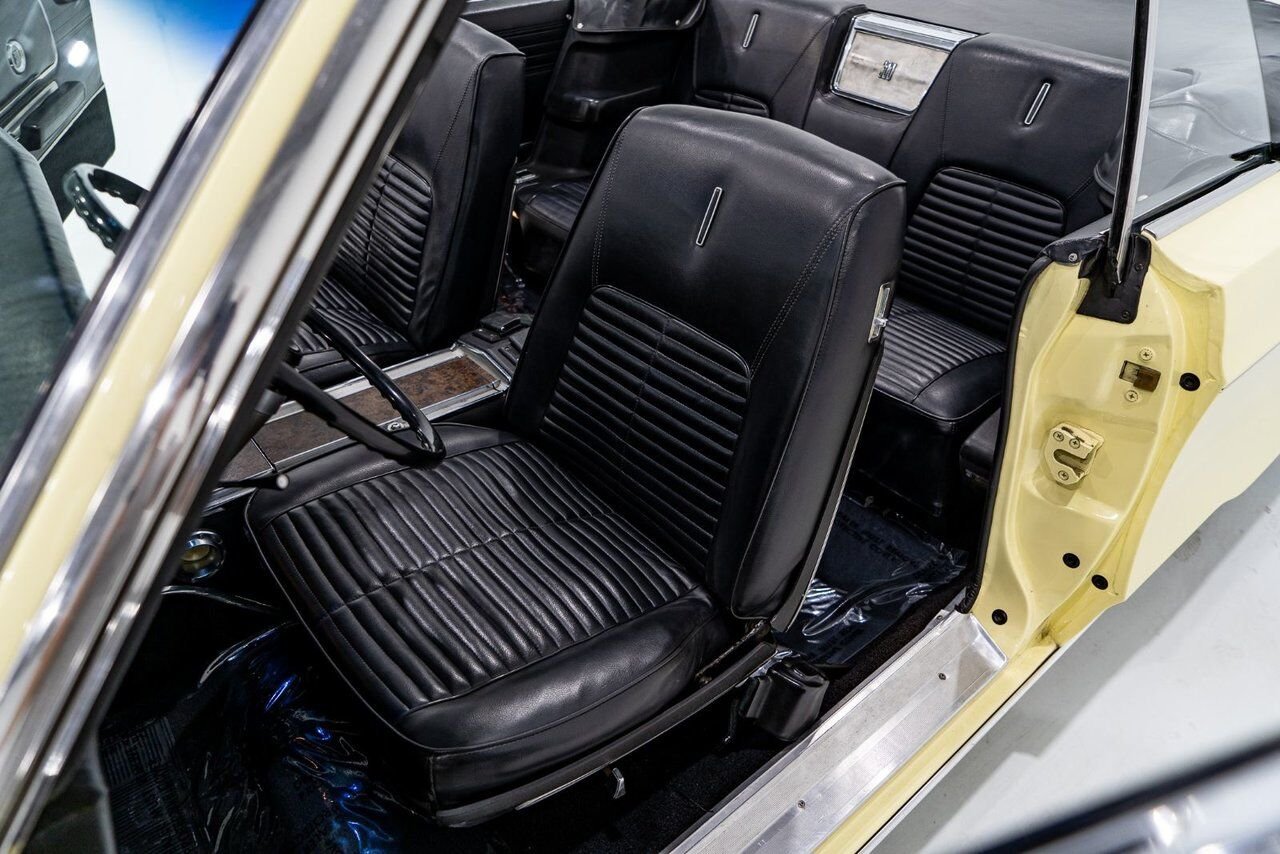Chrysler 300 PRIX EN USD 440cu.in. Fully restored example 1968 Jaune Montréal - photo #79
