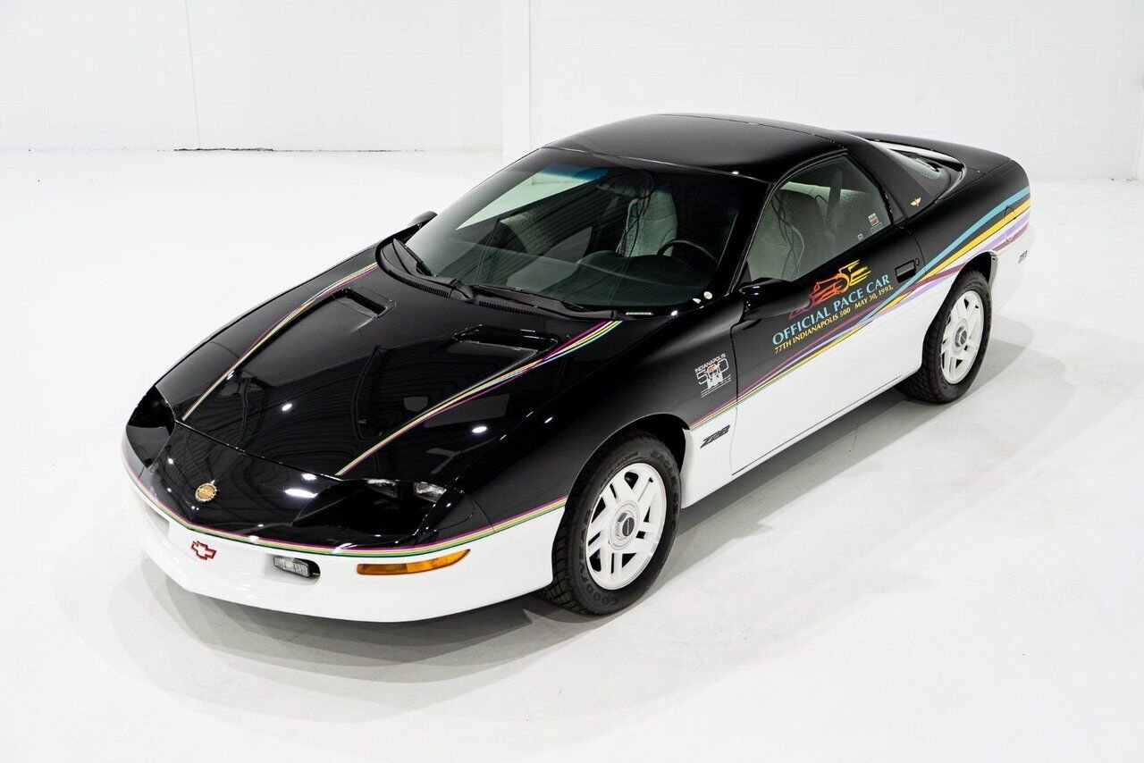 1993 Chevrolet CAMARO Z28 PRIX EN USD | Pace Car with only 957km (595mi) with original window sticker Black Montreal - photo #6