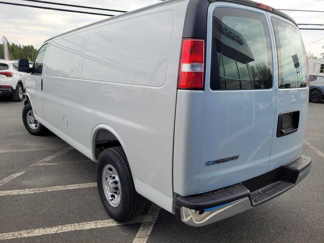 Chevrolet Fourgonnette Express utilitaire Traction arrière 2500 155 po 2025 BLANC SOMMET Thetford Mines - photo #4