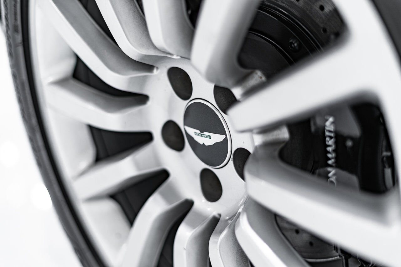 Aston Martin Vanquish PRIX EN USD | ORIGINAL MSRP OF $225,000 USD - FACTORY UPGRADE TO VANQUISH S TRANSMISSION 2003 Gris Montréal - photo #4