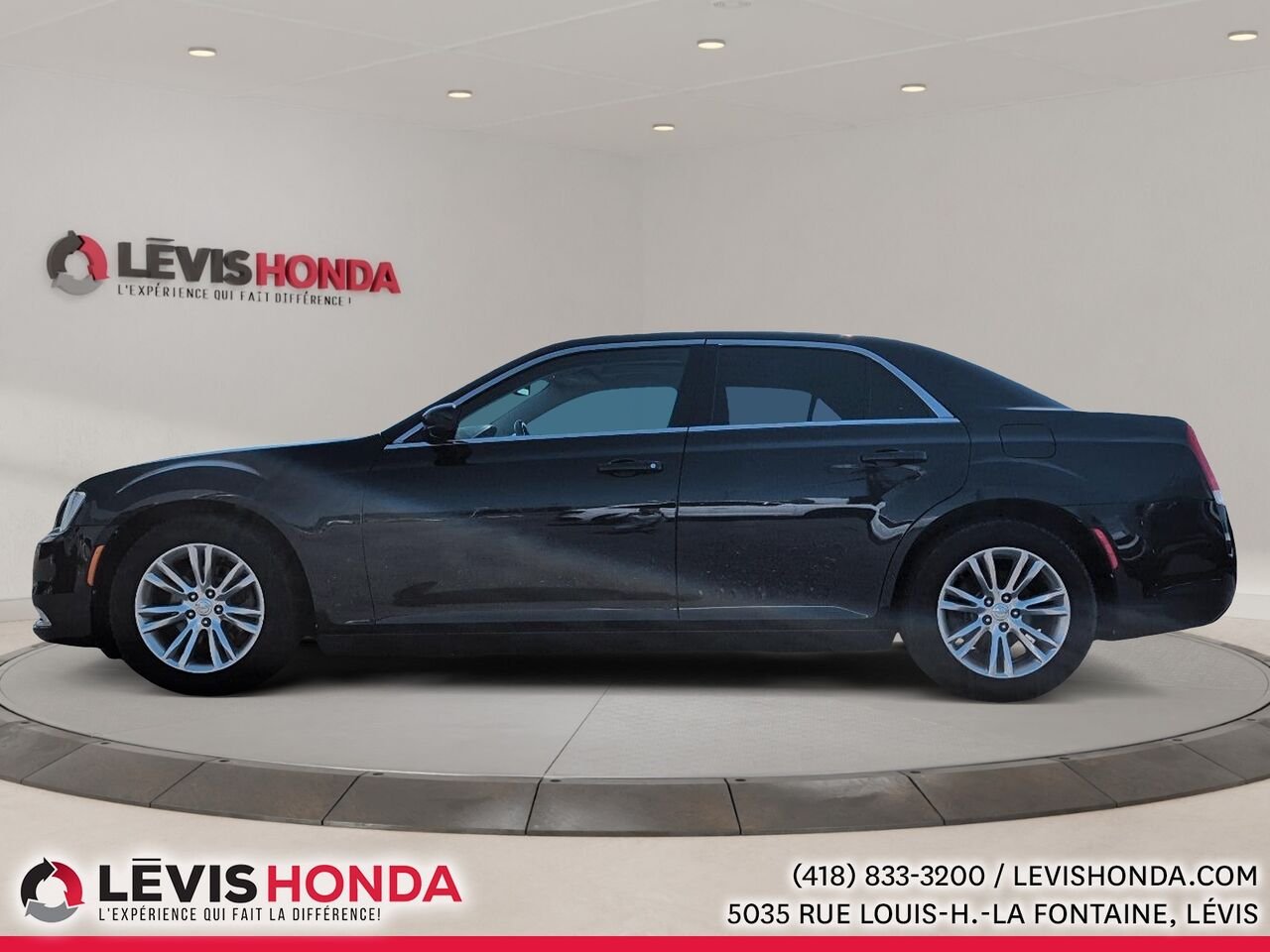 Chrysler 300 Touring Berline 4 portes tourisme, traction arrière 2015 Noir Lévis - photo #12