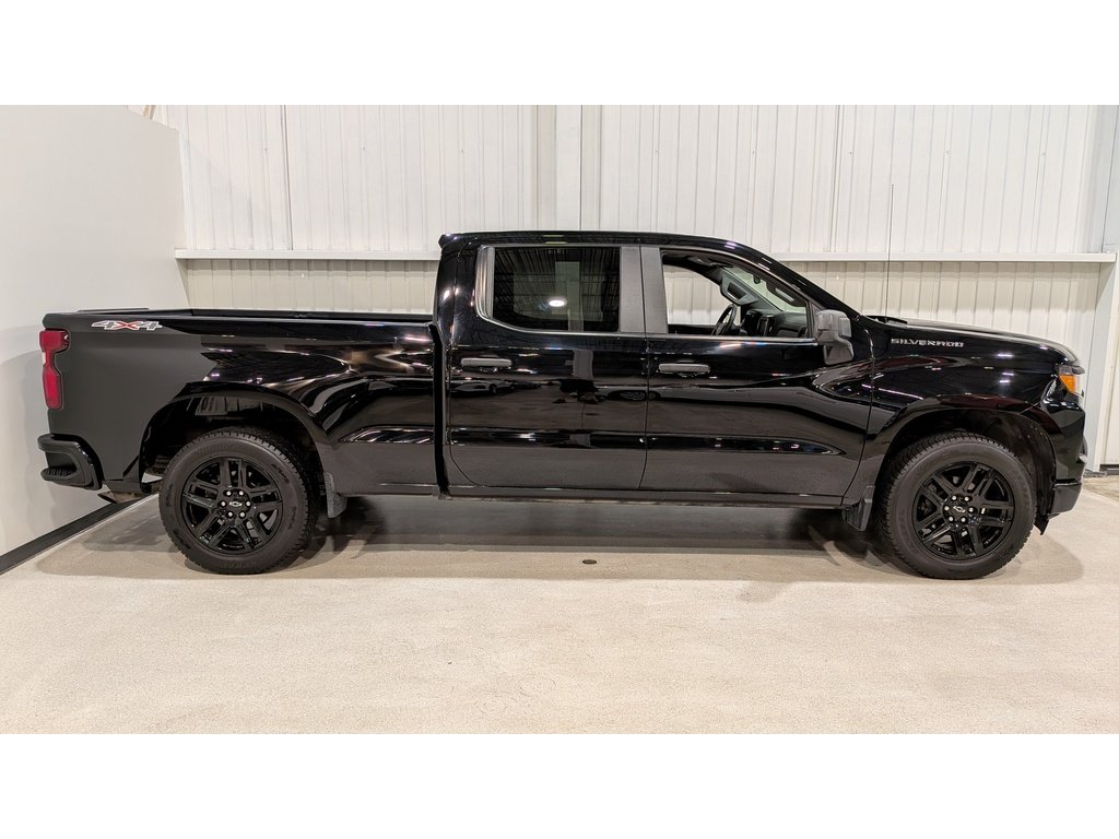 Chevrolet Silverado 1500 4WD Crew Cab 157" Custom 2022 Noir Val-David - photo #7