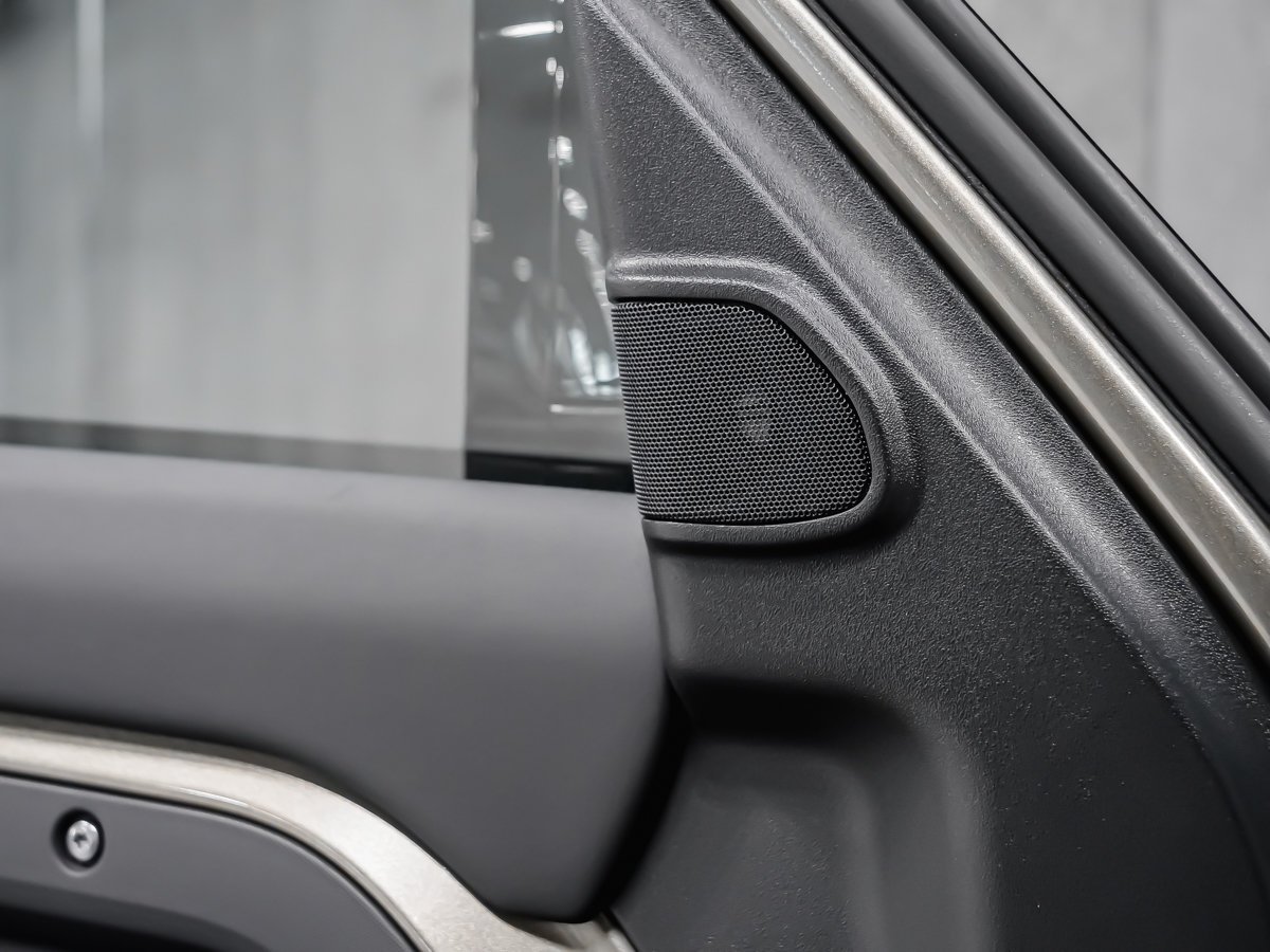 2025 Land Rover Defender S Green Montreal - photo #24