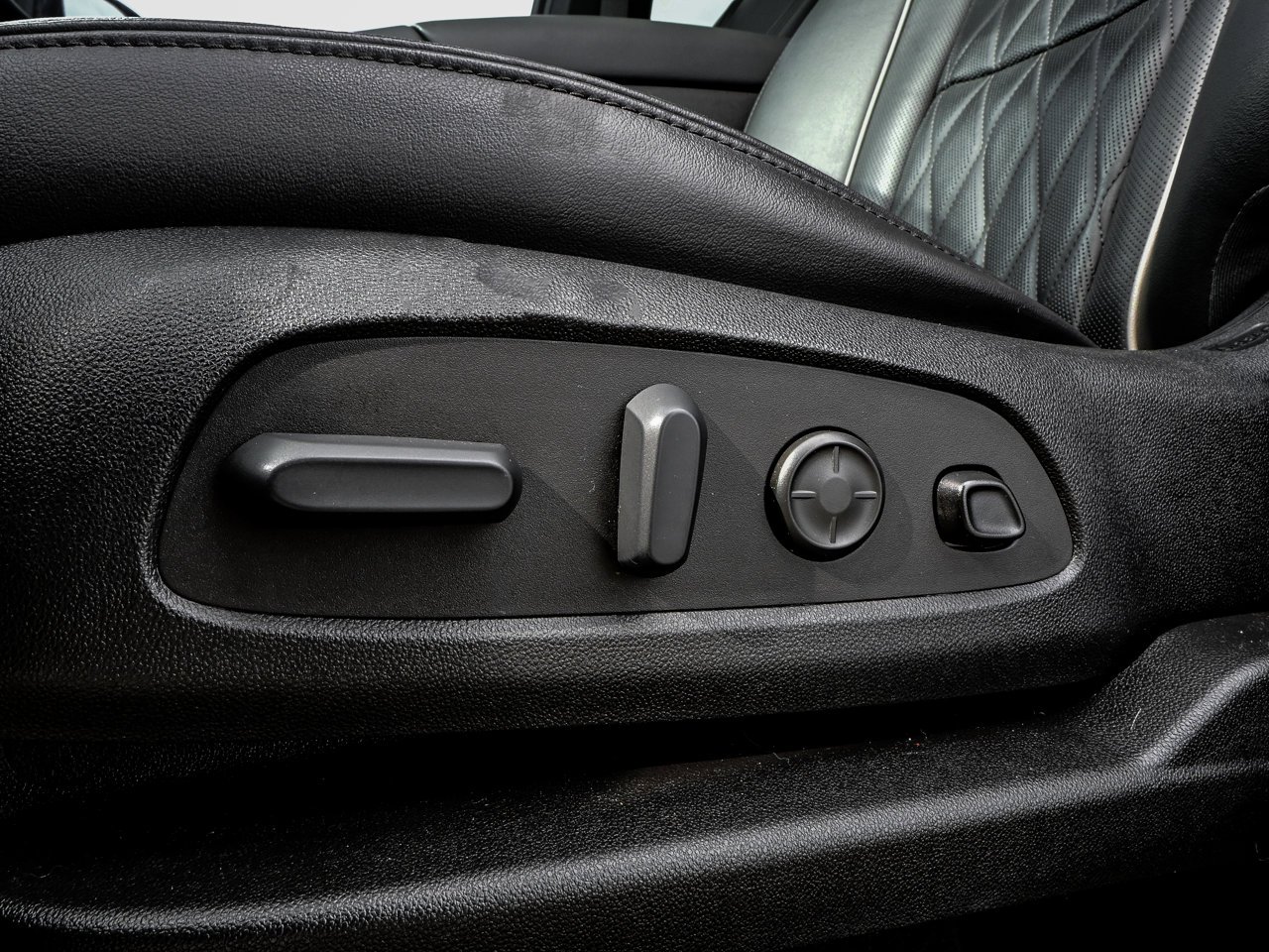 2022 Buick Enclave AWD 4dr Avenir Black Sherwood Park - photo #17