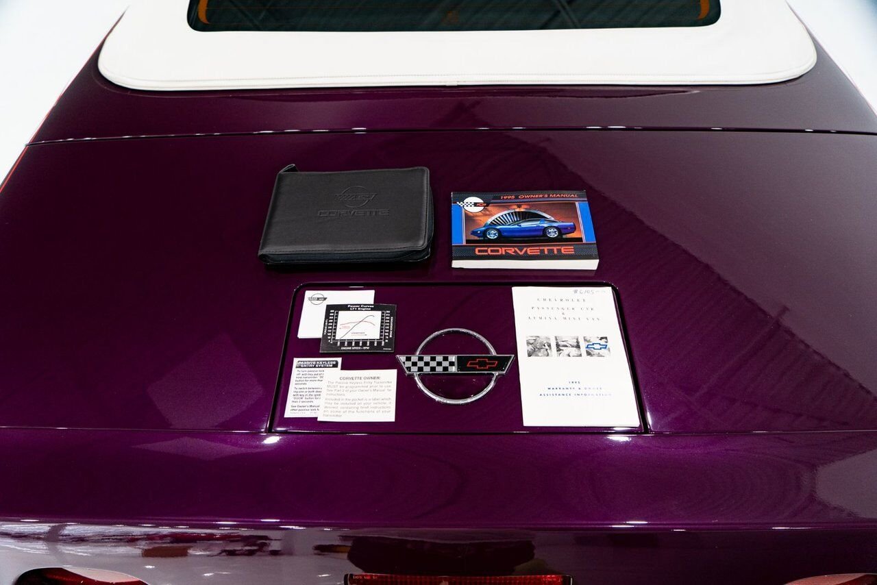 Chevrolet Corvette *PRIX EN USD* RPO Z4Z PACE CAR PRESENTED IN DELIVERY PACKAGING WITH ONLY 192MILES (307KM) FROM NEW 1995 Blanc Montréal - photo #26