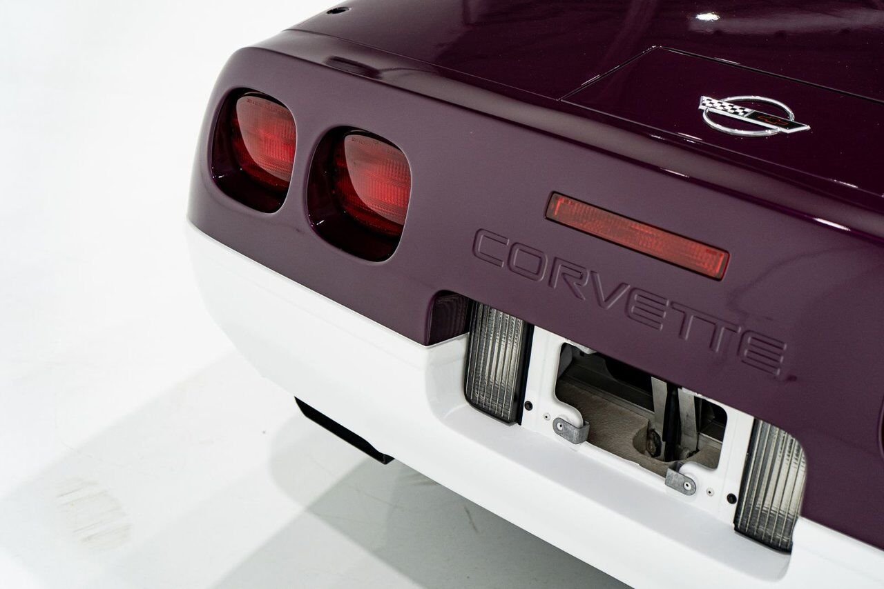 Chevrolet Corvette *PRIX EN USD* RPO Z4Z PACE CAR PRESENTED IN DELIVERY PACKAGING WITH ONLY 192MILES (307KM) FROM NEW 1995 Blanc Montréal - photo #58
