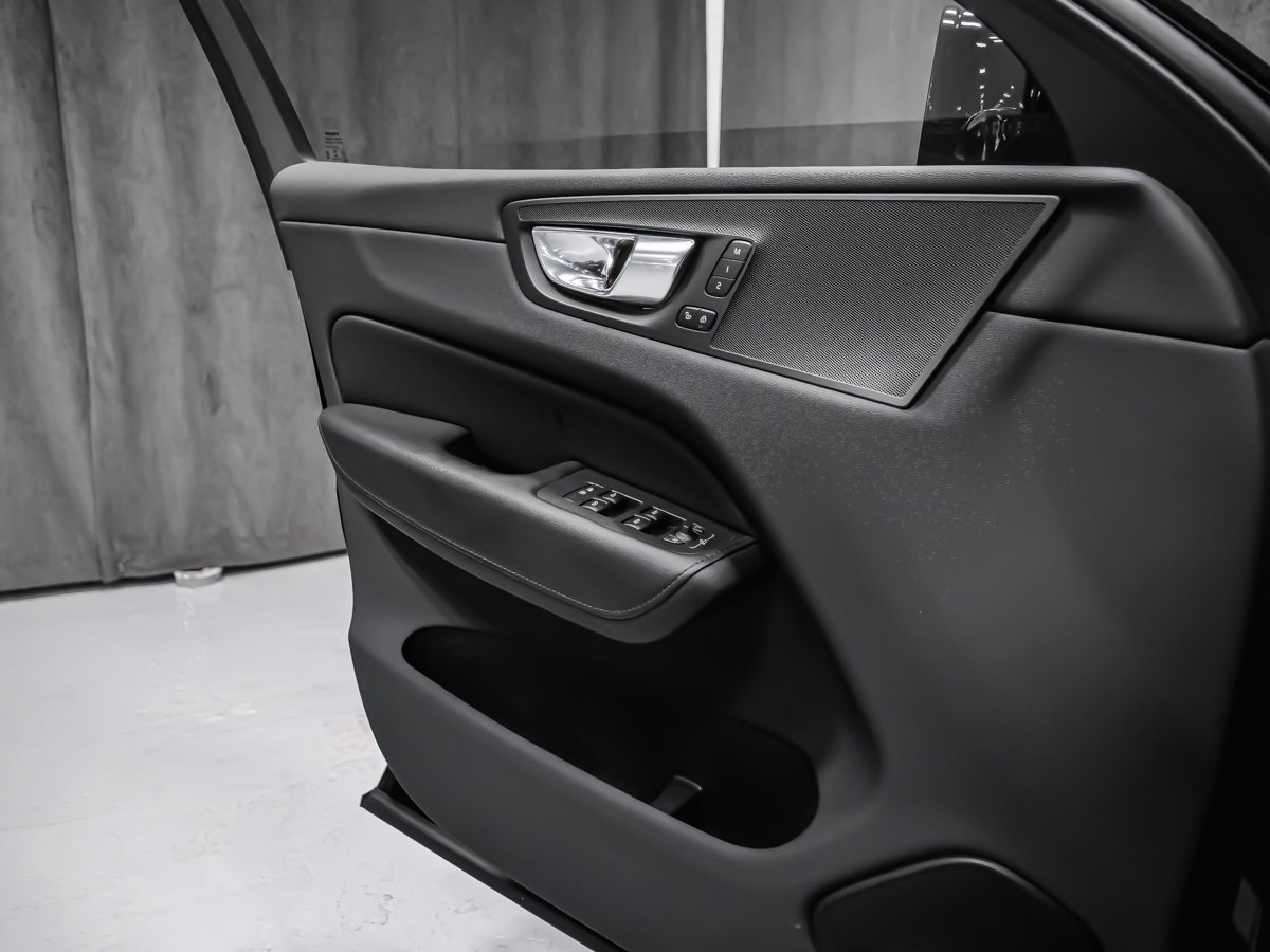 Volvo XC60 PLUS DARK THEME 2023 Noir Montréal - photo #8