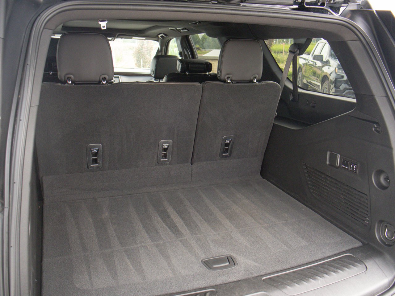 2023 Chevrolet Suburban 4WD 4dr LT Black Sherwood Park - photo #10