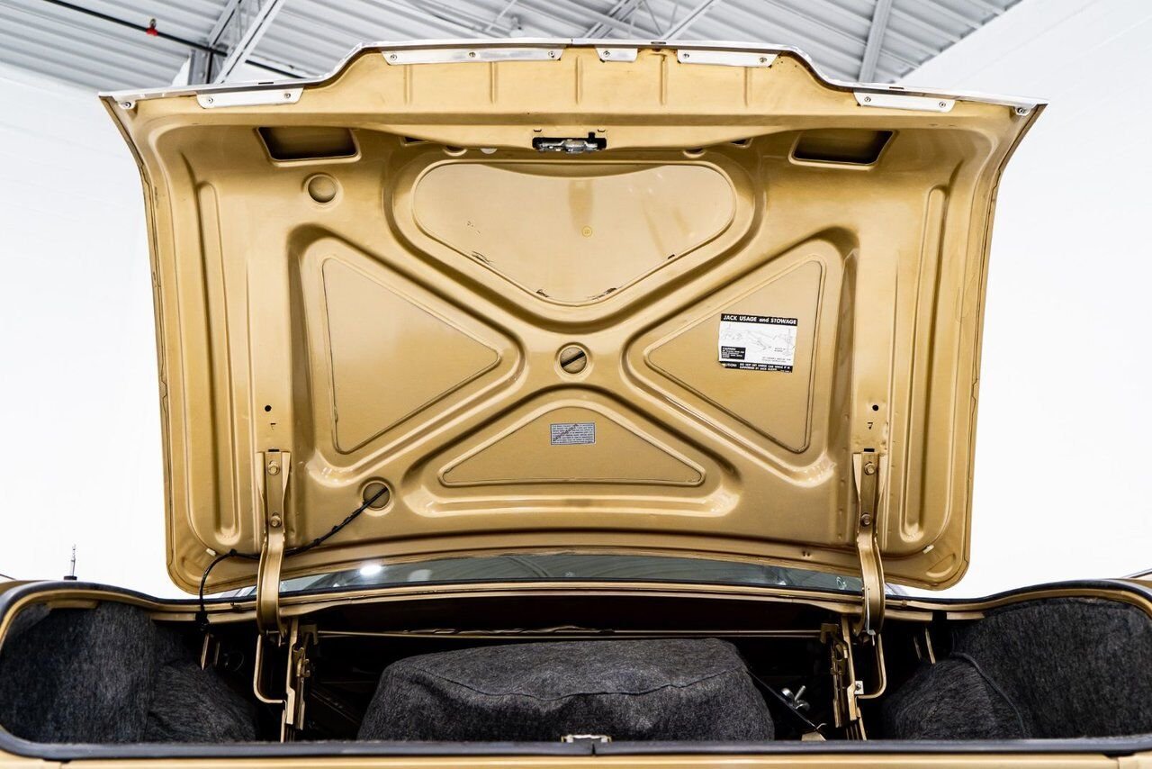 Lincoln Continental Only 687 miles from new. Unrestored example **PRICE IN USD** 1969 Or Montréal - photo #81