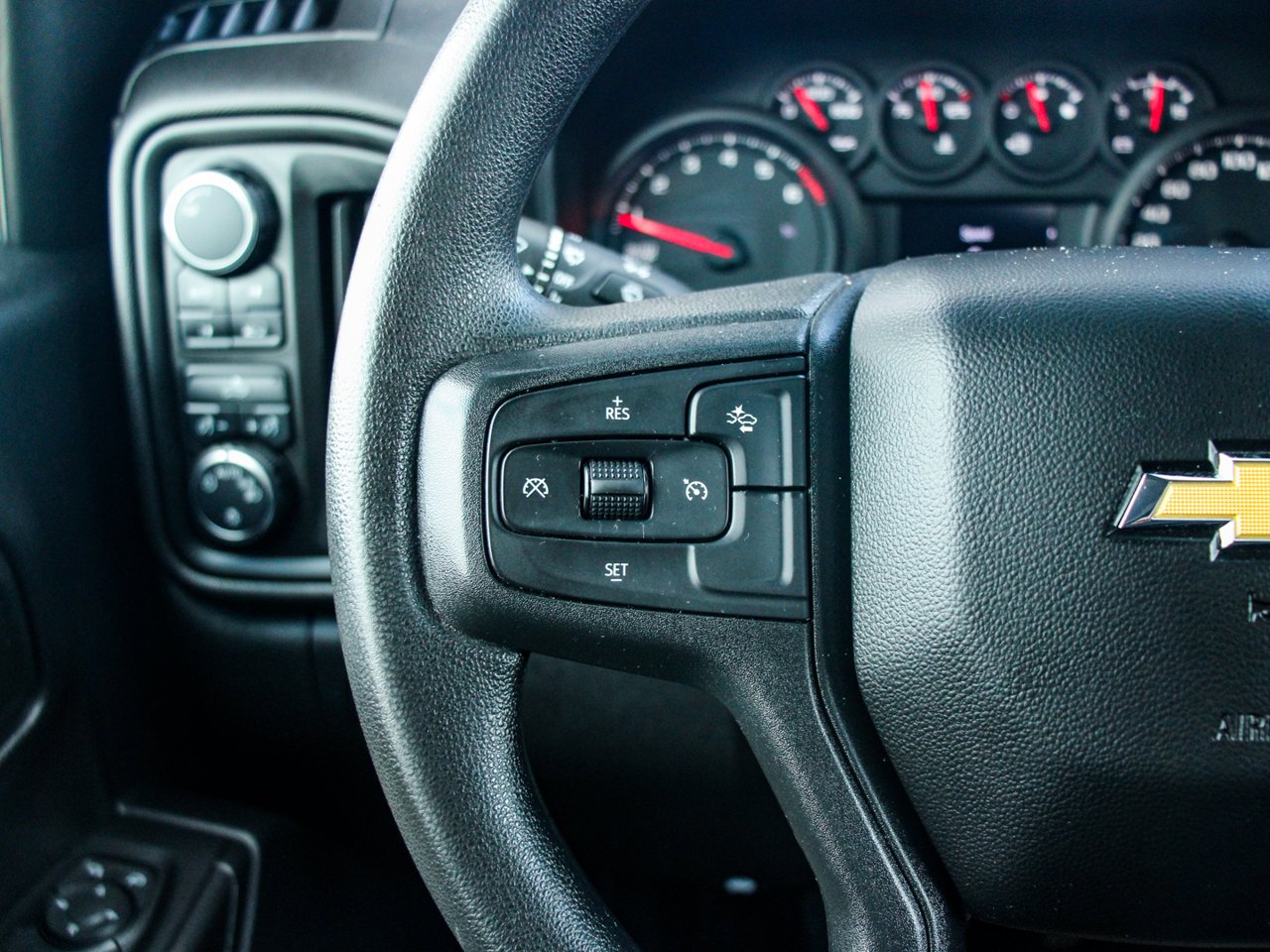 2025 Chevrolet Silverado 1500 4WD Crew Cab 157 Custom White Sherwood Park - photo #18