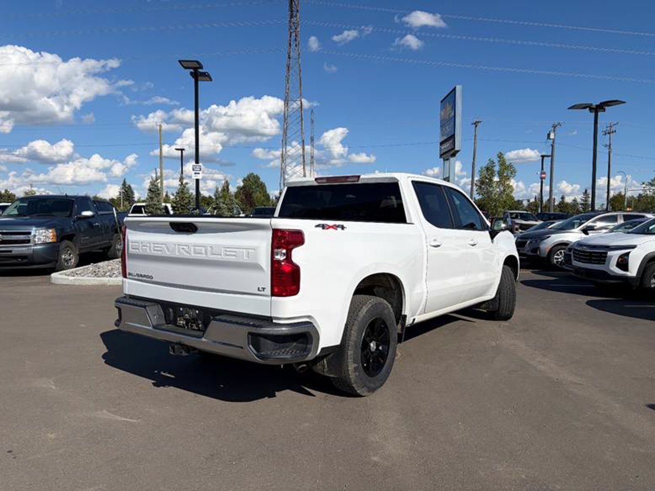 2025 Chevrolet Silverado 1500 4WD Crew Cab 147 LT White Sherwood Park - photo #4