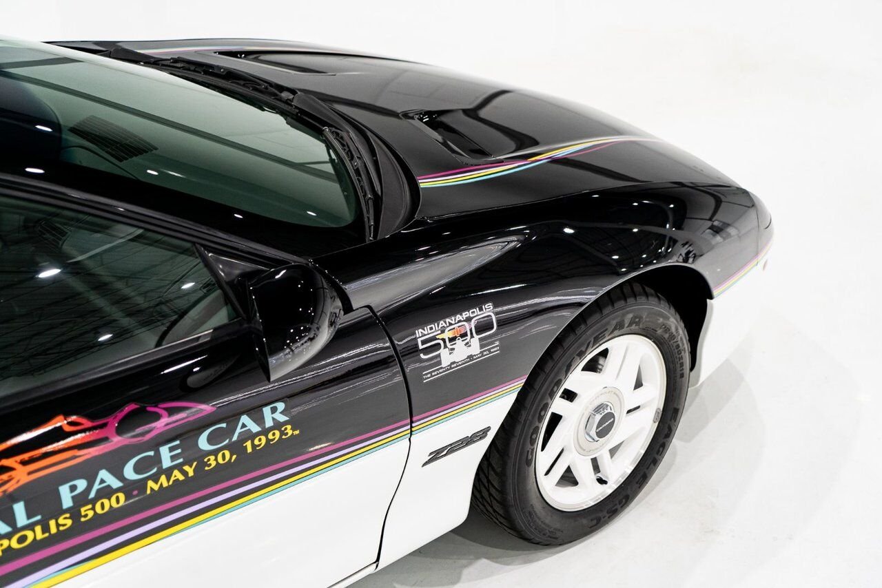 1993 Chevrolet CAMARO Z28 PRIX EN USD | Pace Car with only 957km (595mi) with original window sticker Black Montreal - photo #44