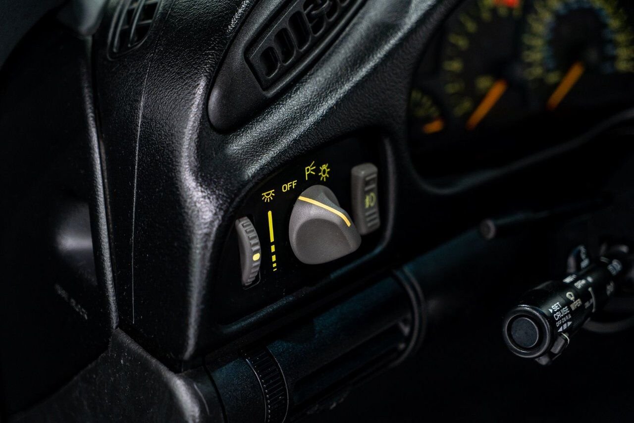 1993 Chevrolet CAMARO Z28 PRIX EN USD | Pace Car with only 957km (595mi) with original window sticker Black Montreal - photo #55