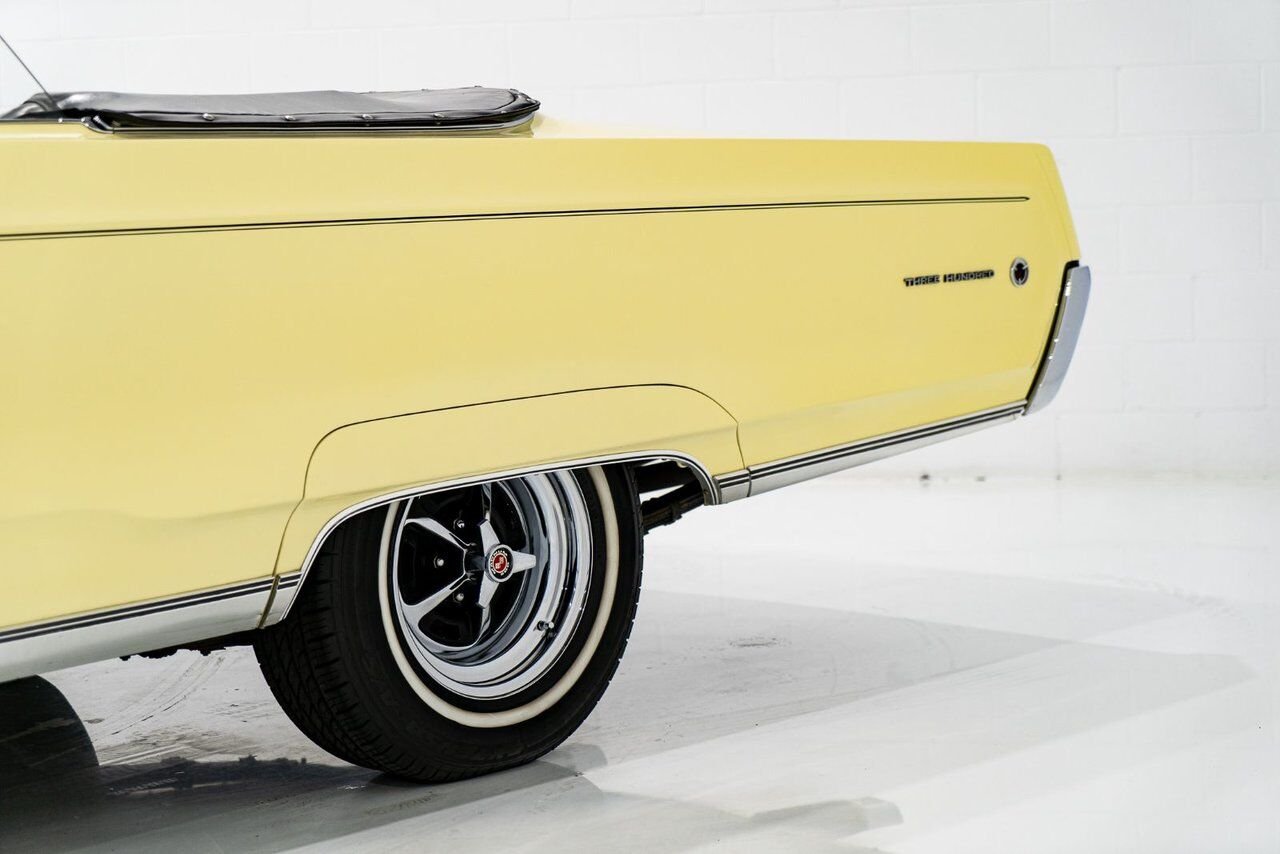 Chrysler 300 PRIX EN USD 440cu.in. Fully restored example 1968 Jaune Montréal - photo #44