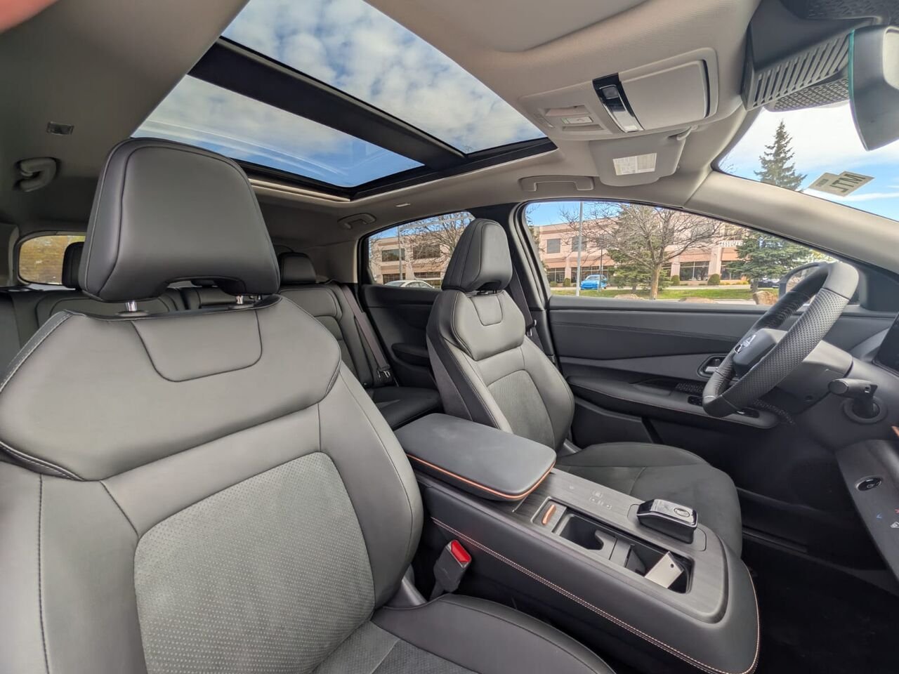 2026 NISSAN ARIYA ARIYA SL E-4ORCE Everest White Pearl Tricoat/Black Diamond Pearl Châteauguay - photo #6