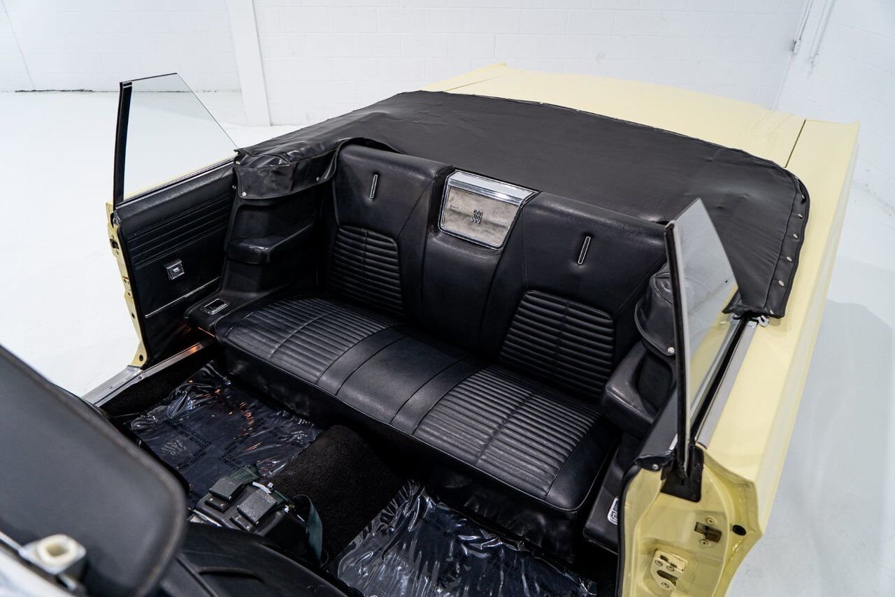 Chrysler 300 PRIX EN USD 440cu.in. Fully restored example 1968 Jaune Montréal - photo #13