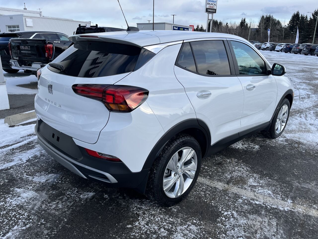 2026 BUICK Encore GX Privilégiée 4 portes TA SUMMIT WHITE Montmagny - photo #2