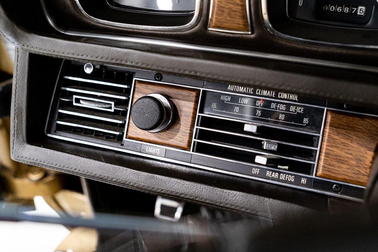 Lincoln Continental Only 687 miles from new. Unrestored example **PRICE IN USD** 1969 Or Montréal - photo #55
