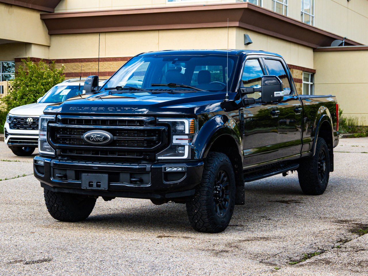2022 Ford Super Duty F-350 SRW LARIAT 4WD Crew Cab 6.75' Box Black Sherwood Park - photo #3