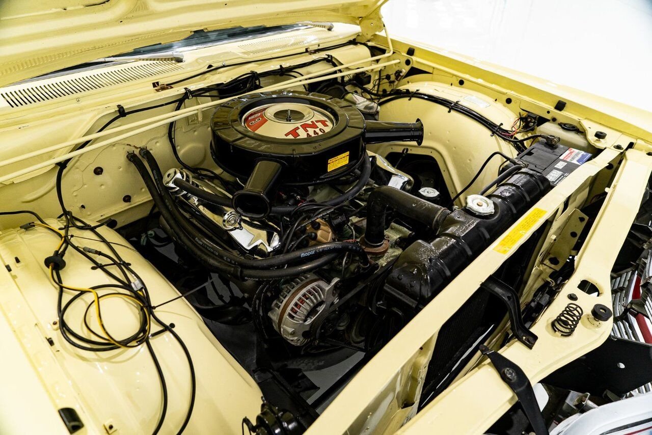 Chrysler 300 PRIX EN USD 440cu.in. Fully restored example 1968 Jaune Montréal - photo #16