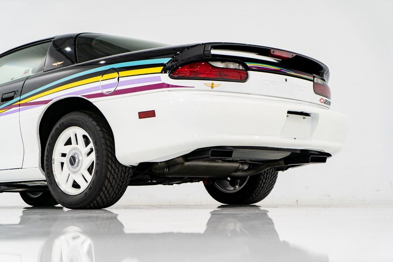 1993 Chevrolet CAMARO Z28 PRIX EN USD | Pace Car with only 957km (595mi) with original window sticker Black Montreal - photo #27