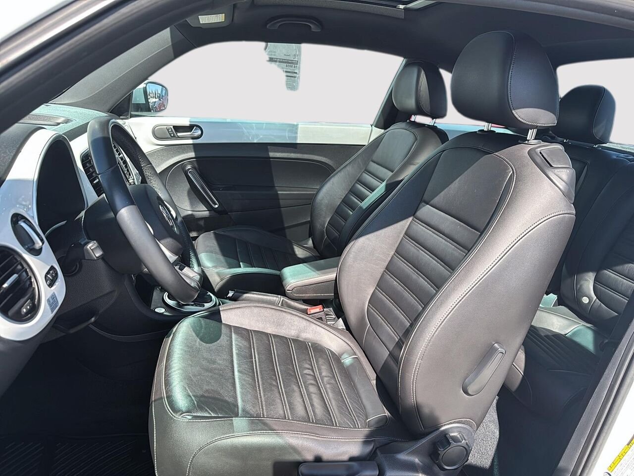 2015 Volkswagen Coupé Beetle White Rouyn-Noranda - photo #7