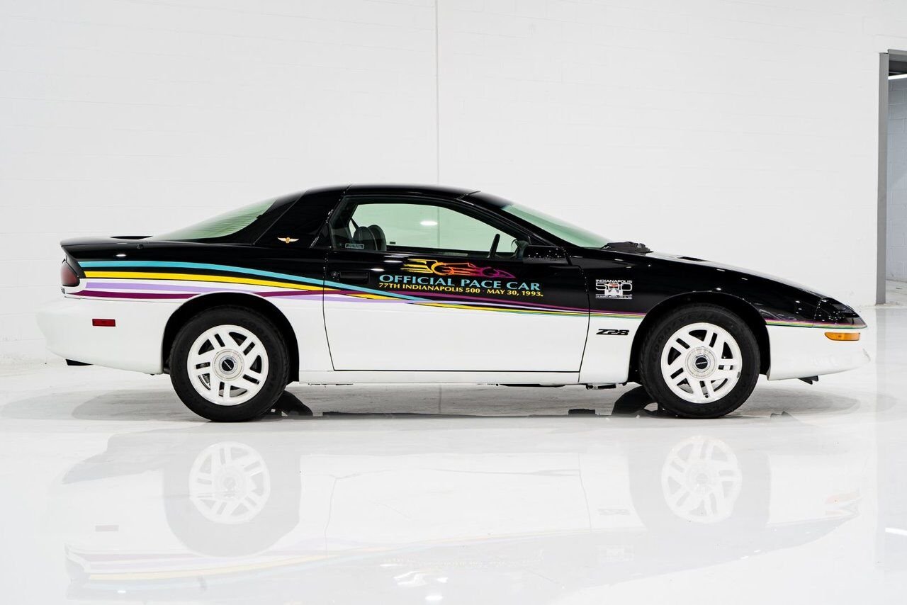 1993 Chevrolet CAMARO Z28 PRIX EN USD | Pace Car with only 957km (595mi) with original window sticker Black Montreal - photo #33