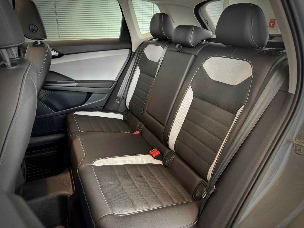 2023 Volkswagen Taos Silver Notre-Dame-des-Prairies - photo #17