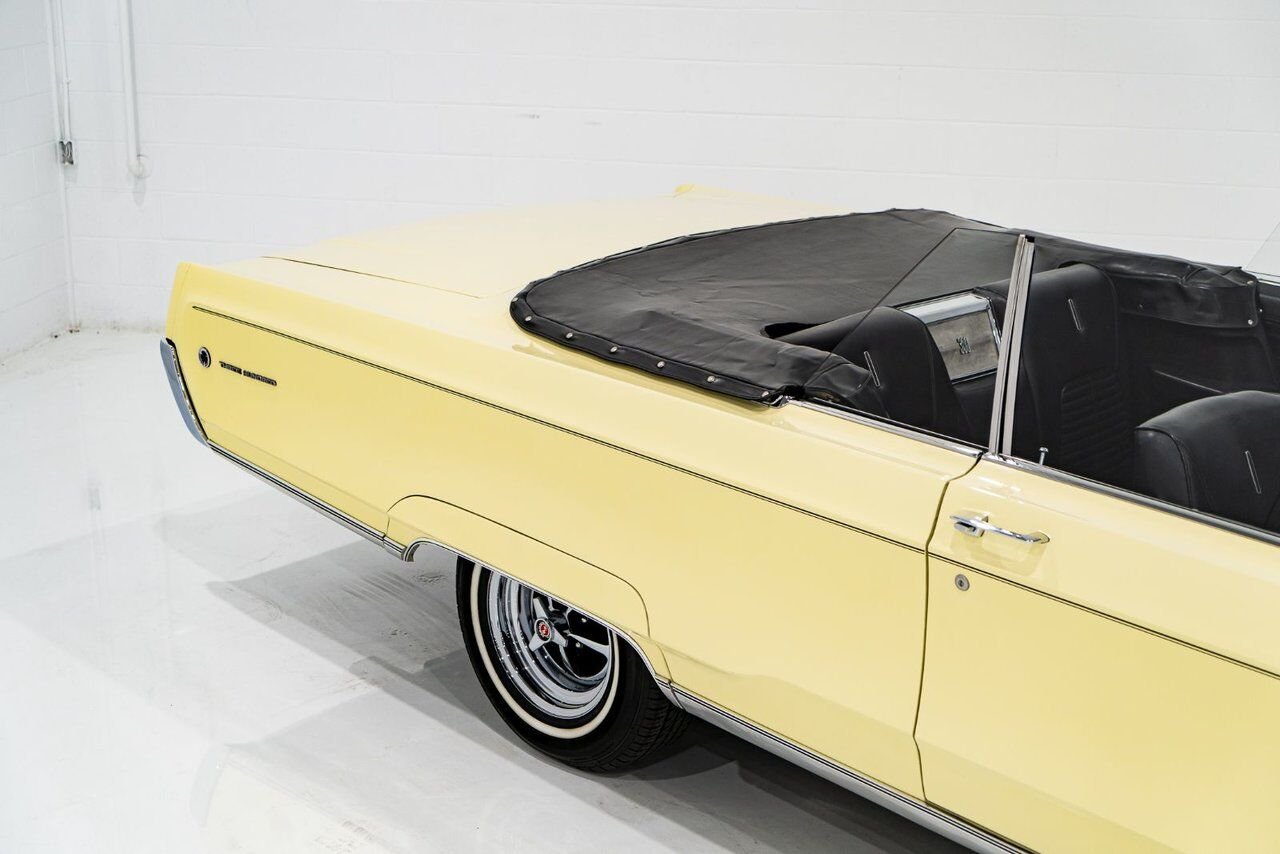 Chrysler 300 PRIX EN USD 440cu.in. Fully restored example 1968 Jaune Montréal - photo #49