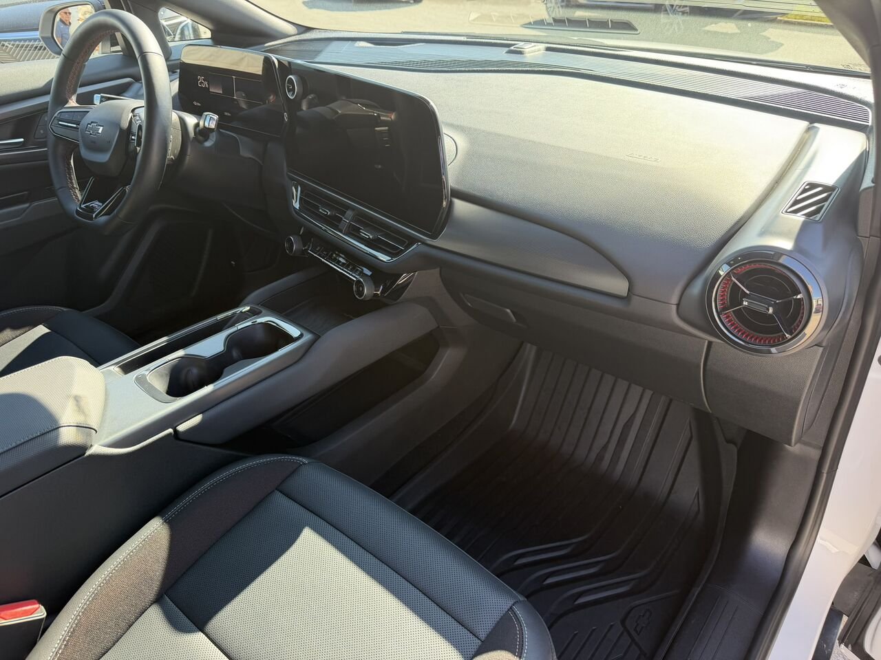 2025 Chevrolet Equinox EV 2RS AWD TOIT PANORAMIQUE White Laval - photo #16