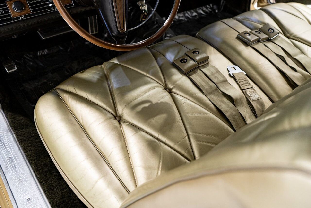 Lincoln Continental Only 687 miles from new. Unrestored example **PRICE IN USD** 1969 Or Montréal - photo #66