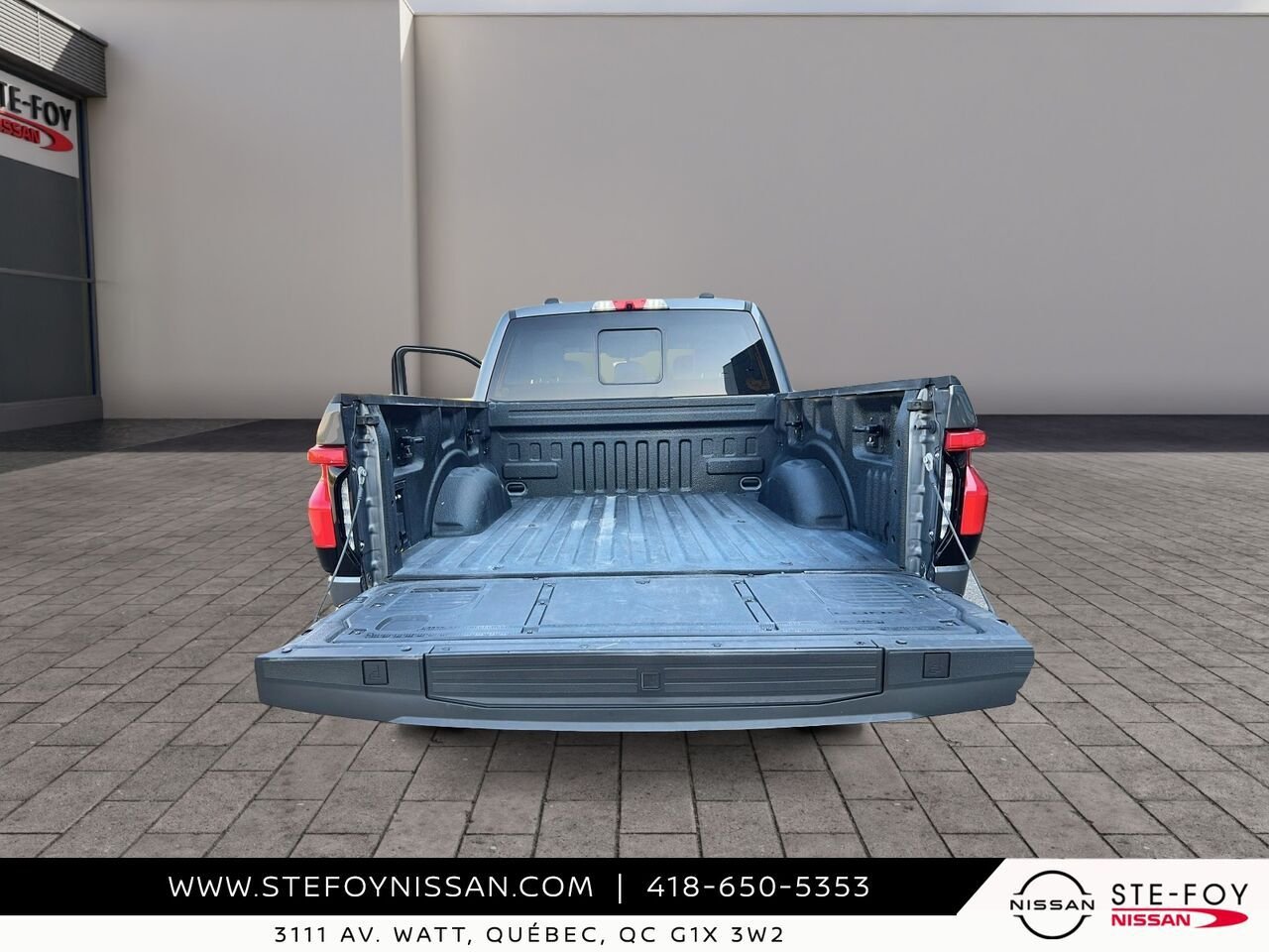 2023 Ford F-150 Lightning LARIAT STANDARD RANGE Grey Ste-Foy - photo #16