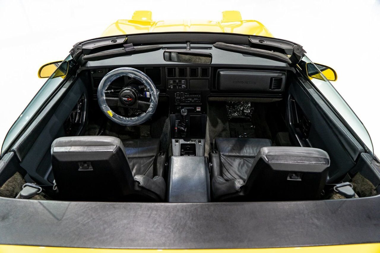 Chevrolet Corvette Pace Car livery with only 17,380km (10,800miles) 1986 Jaune Montréal - photo #69