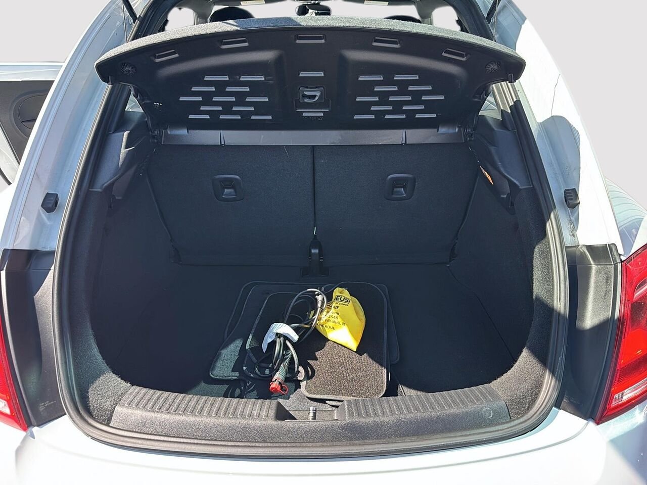 2015 Volkswagen Coupé Beetle White Rouyn-Noranda - photo #5