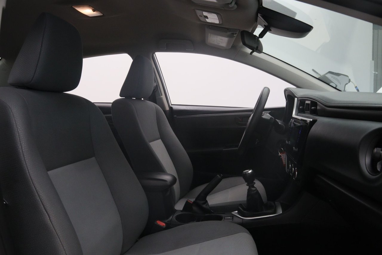 2018 Toyota Corolla VIN 2T1BURHE5JC086477 White Chicoutimi - photo #14