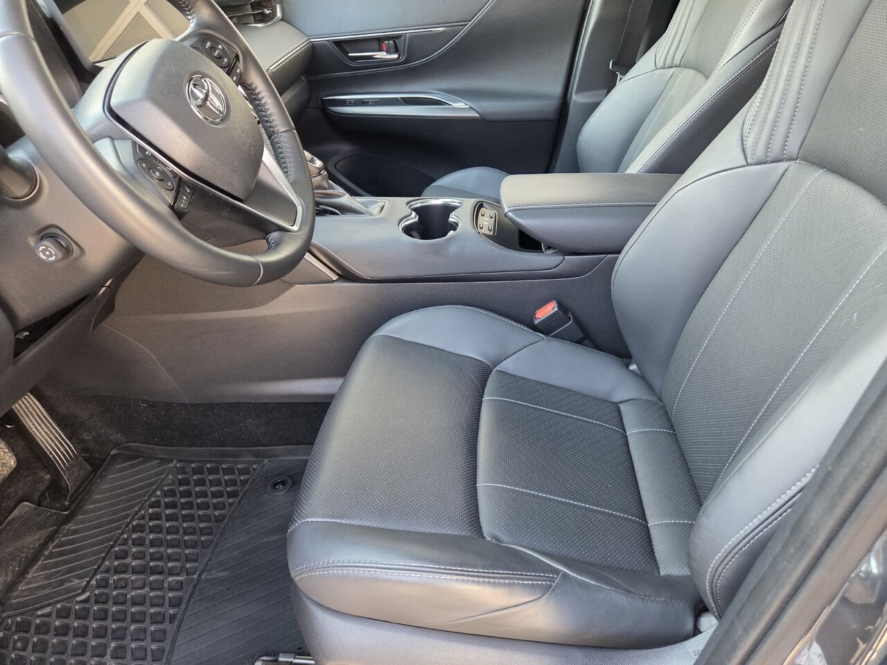 2023 Toyota VENZA Grey Mont-Laurier - photo #11