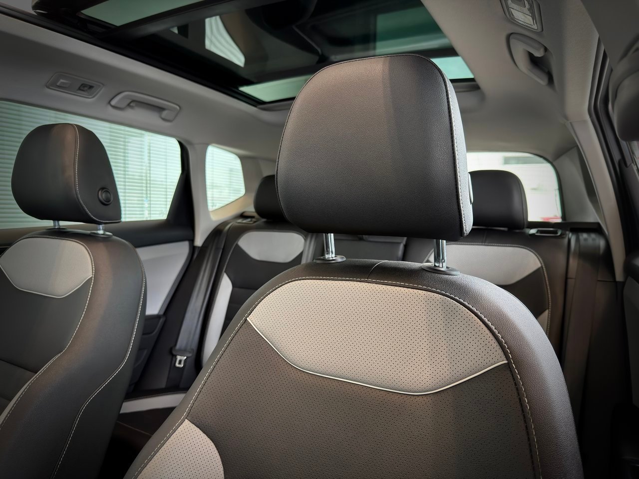 2023 Volkswagen Taos Silver Notre-Dame-des-Prairies - photo #15